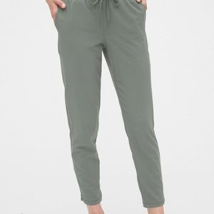 Gap fit jogger in faded rose - petite M